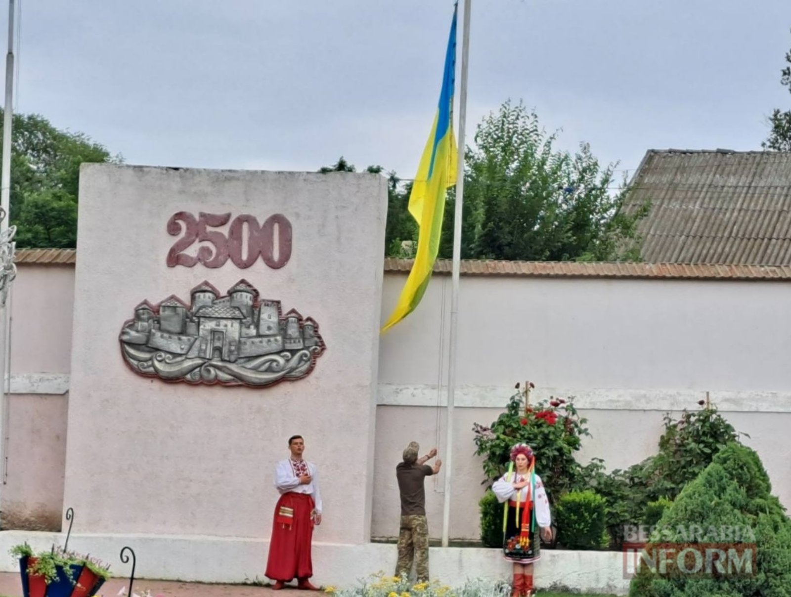 Жовто-блакитна квітка України знову розцвіла в Аккермані: на головній площі міста відзначили День Конституції