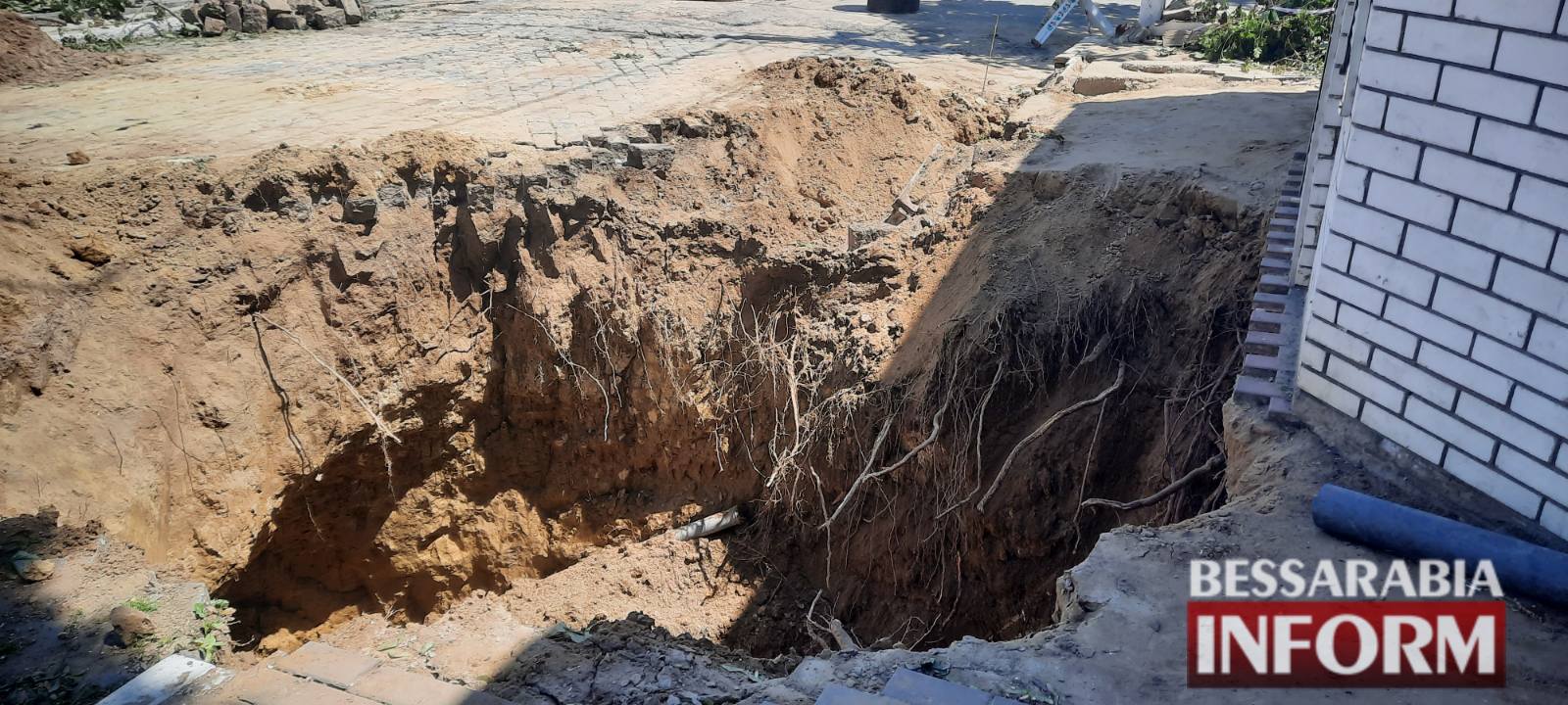 «Земля ушла из-под ног»: в центре Аккермана провалилась почва
