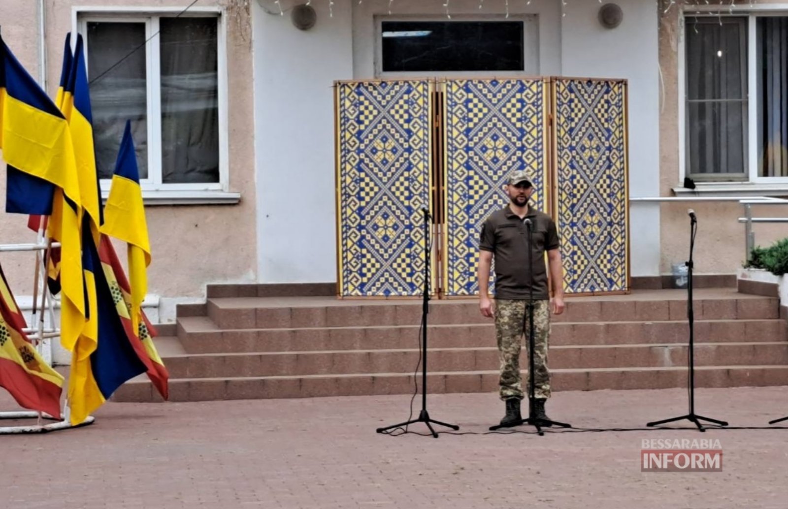 Жовто-блакитна квітка України знову розцвіла в Аккермані: на головній площі міста відзначили День Конституції