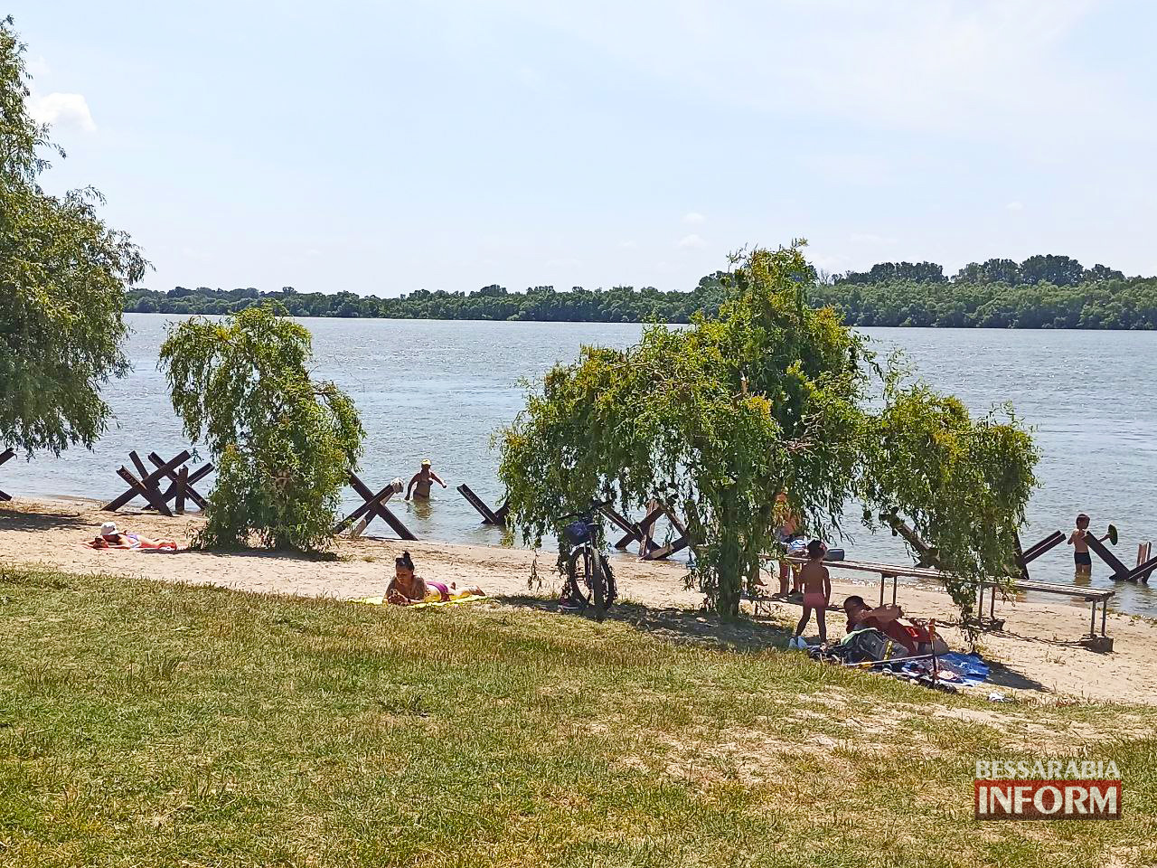 Незважаючи на попередження рятувальників, ізмаїльці продовжують купатись у Дунаї (фотофакт)