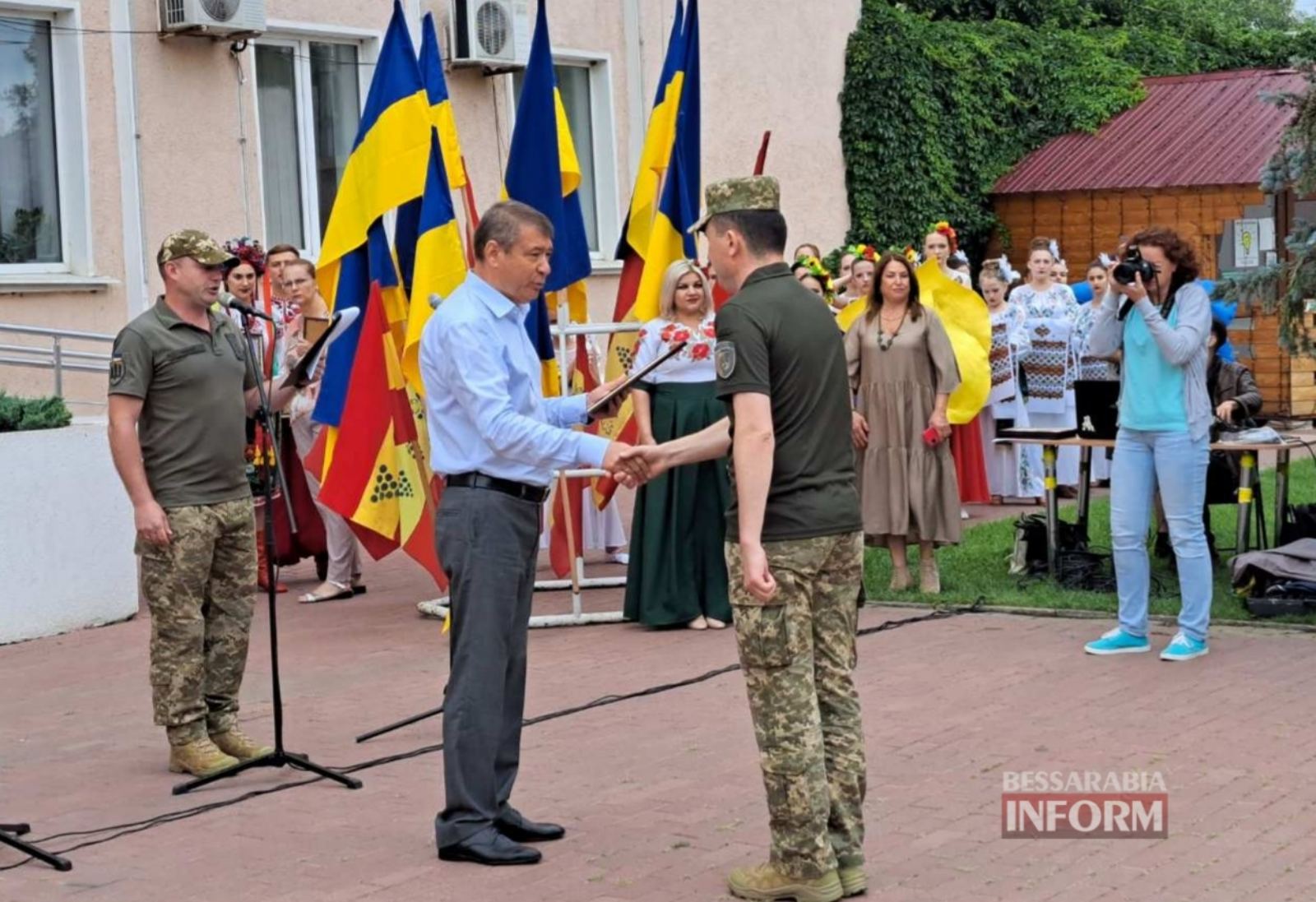 Жовто-блакитна квітка України знову розцвіла в Аккермані: на головній площі міста відзначили День Конституції