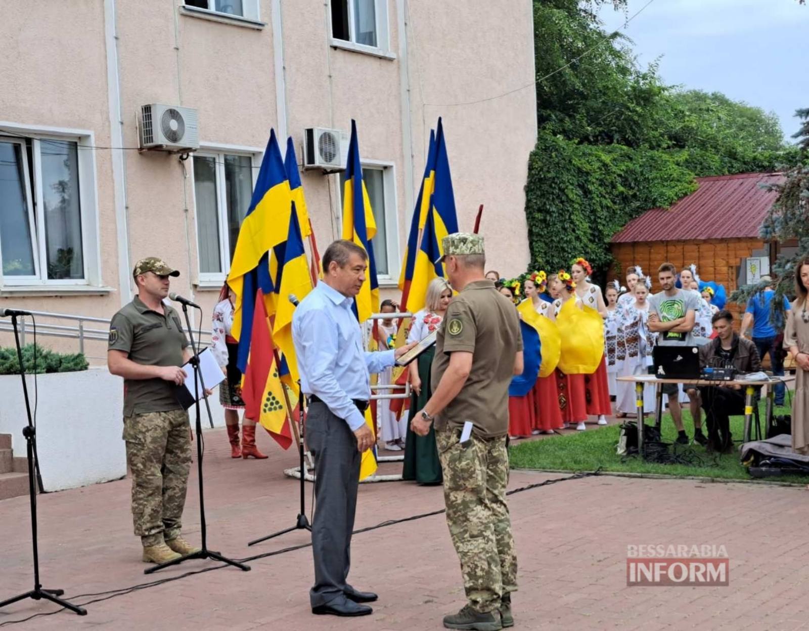 Жовто-блакитна квітка України знову розцвіла в Аккермані: на головній площі міста відзначили День Конституції