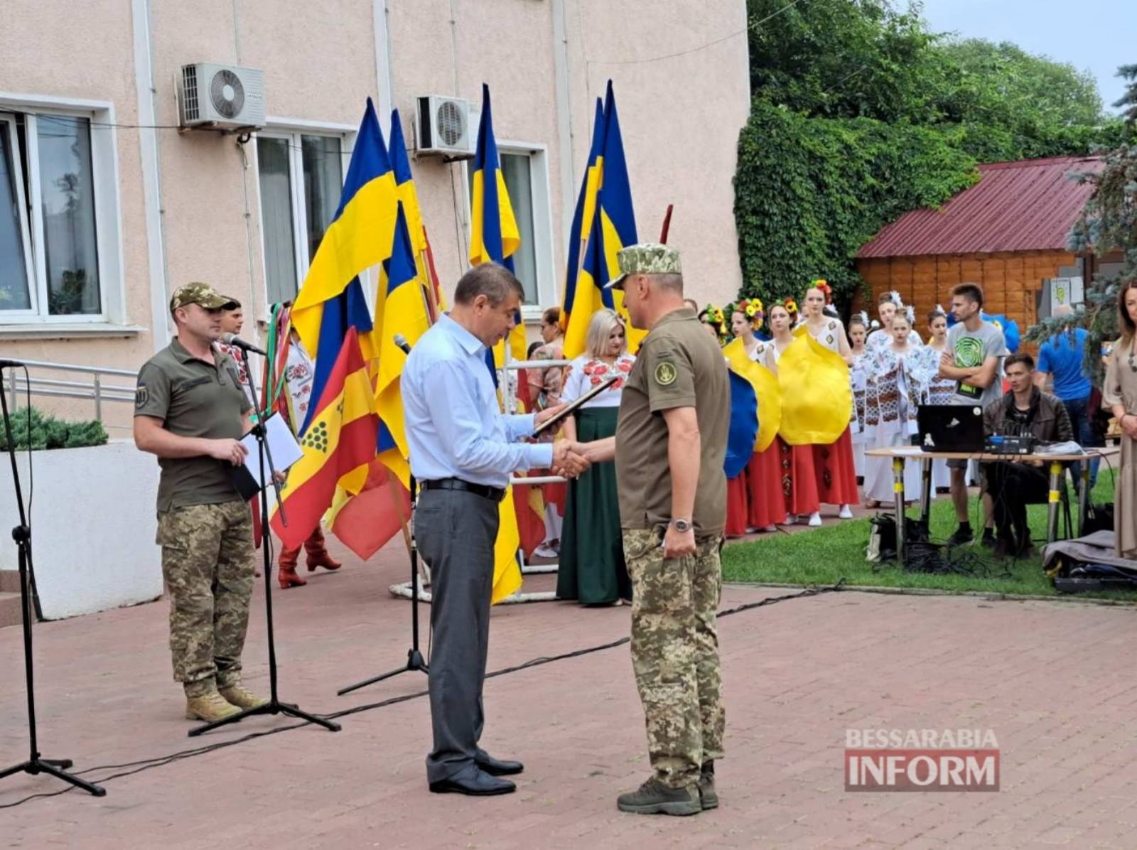 Жовто-блакитна квітка України знову розцвіла в Аккермані: на головній площі міста відзначили День Конституції