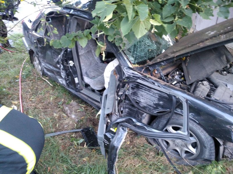 В Ізмаїлі легковик на шаленій швидкості врізався в дерево - постраждалих із понівеченого авто "вирізали" рятувальники, вони у важкому стані