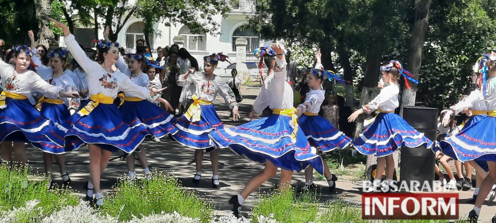 Веселі розваги, солодощі та динамічний концерт: у Михайлівському сквері вітали юних аккерманців