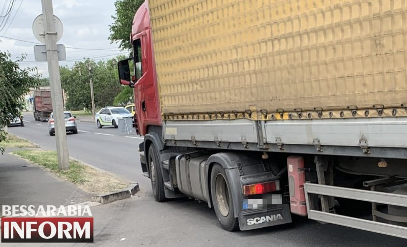 Смертельна аварія в Ізмаїлі: водій мопеда загинув під колесами фури. В районі місця ДТП утворився великий затор