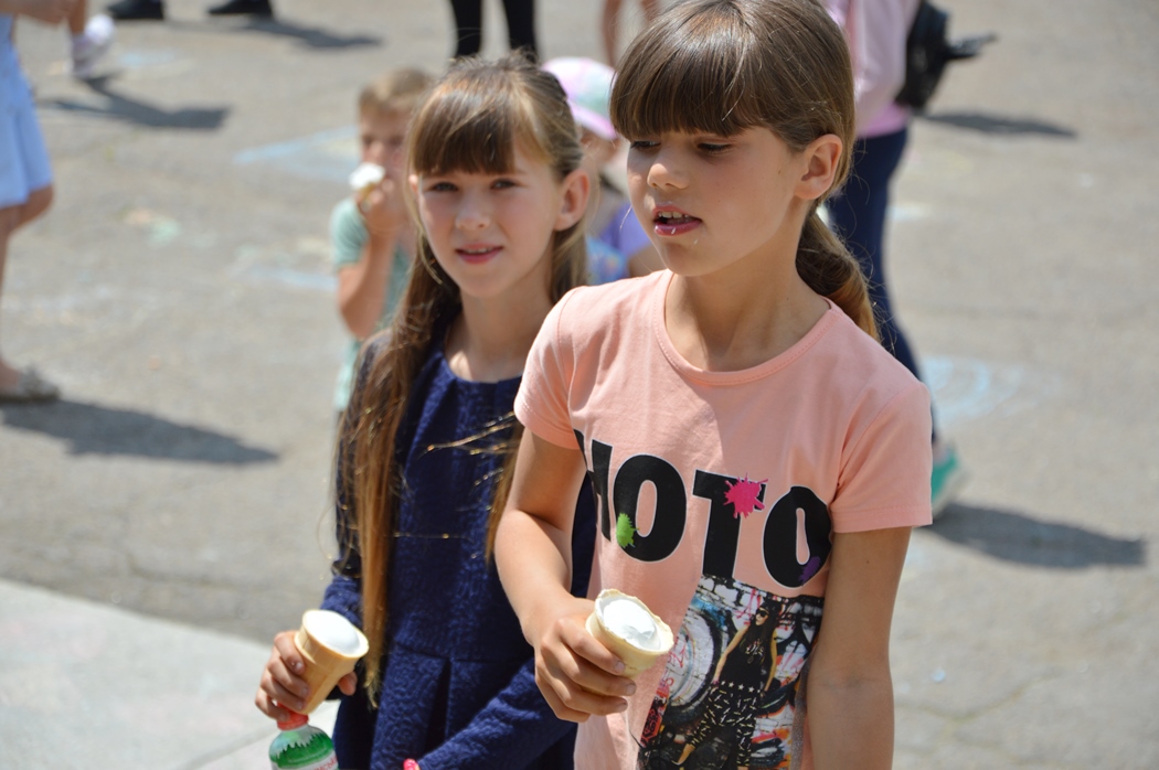Вантажівка морозива від "Фонда Добра та Любові" та яскраві емоції: в Кілійській громаді відбулися святкові заходи до Дня захисту дітей (фоторепортаж)