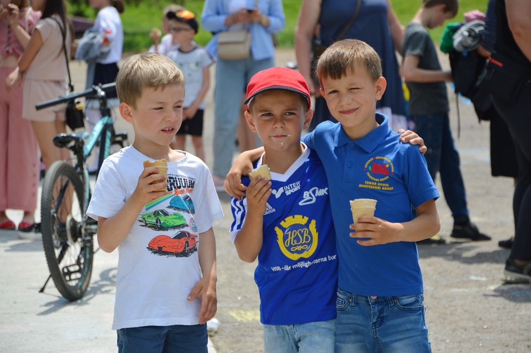 Вантажівка морозива від "Фонда Добра та Любові" та яскраві емоції: в Кілійській громаді відбулися святкові заходи до Дня захисту дітей (фоторепортаж)