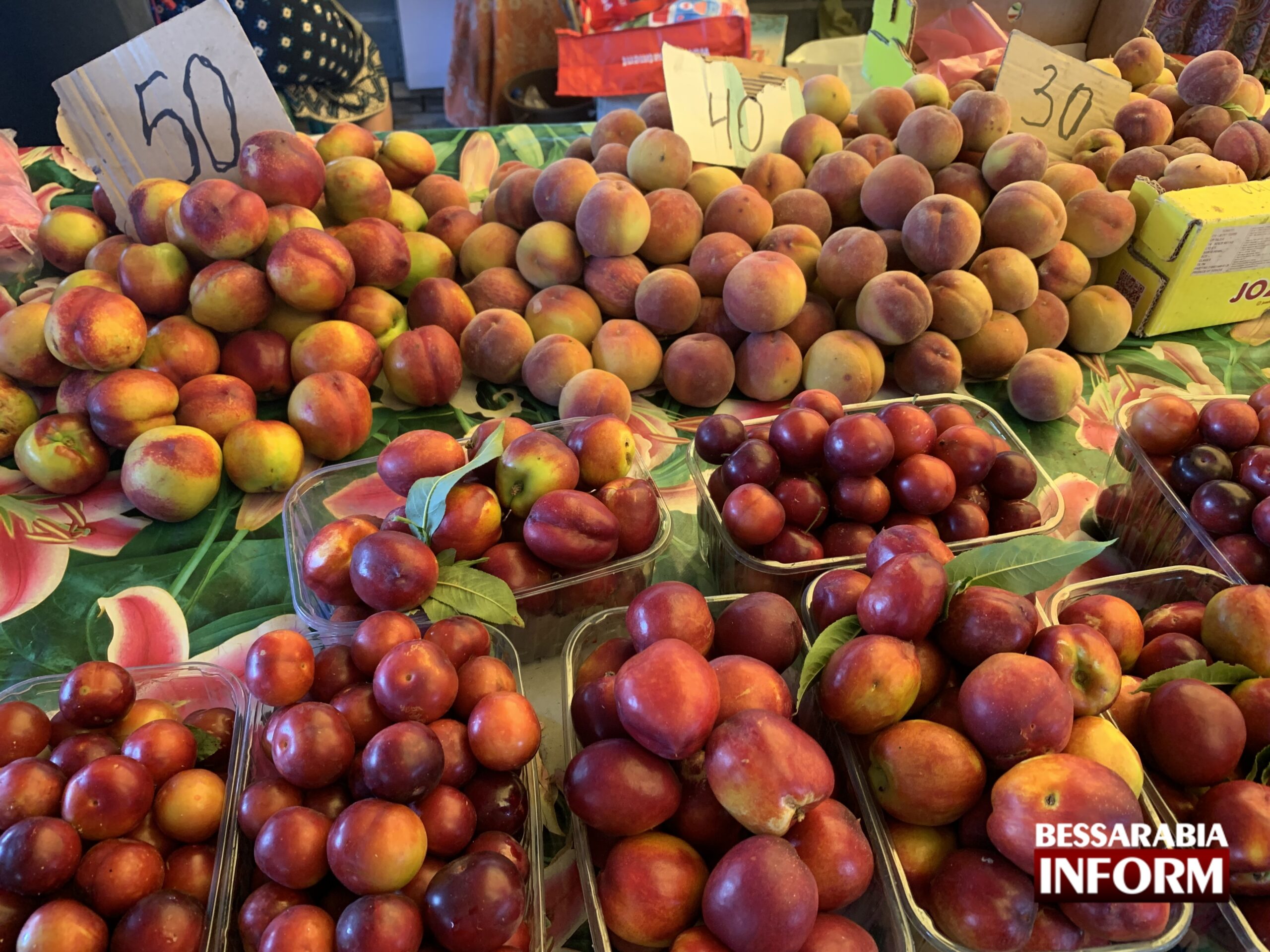 Остання полуниця за 100 гривень і сезонна черешня за 150: огляд захмарних цін на Ізмаїльському базарі