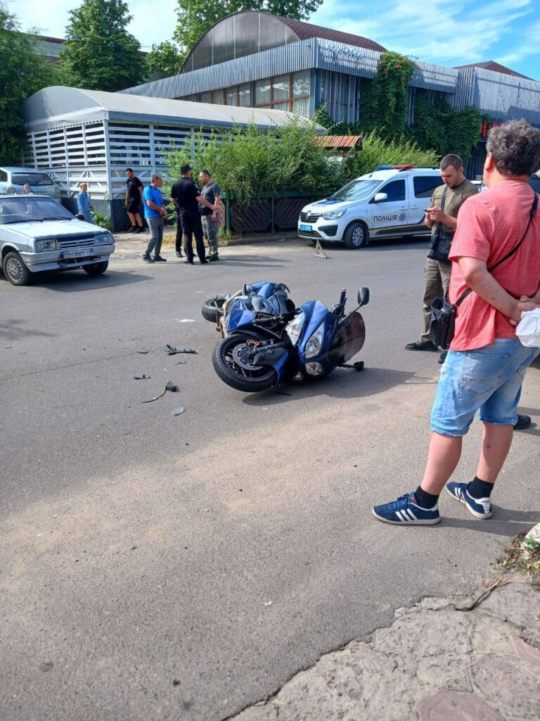 Не пропустив двоколісник, який рухався по головній: у центрі Аккерману легковик врізався у мопед