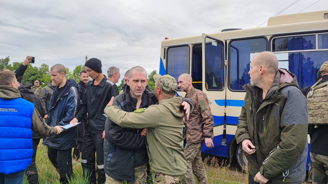 Додому після 15 місяців полону повернулися три захисника Зміїного з Кілії та Болграду. Один з них - у свій День народження