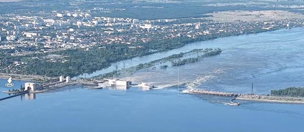 Россияне взорвали Каховскую ГЭС: идет эвакуация жителей из опасных районов. Президент собирает экстренное заседание СНБО