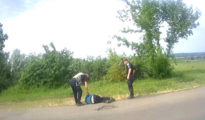 Опинилися поряд у вкрай необхідний момент: на Одещині правоохоронці допомогли дідусеві, який знесиленим лежав на узбіччі