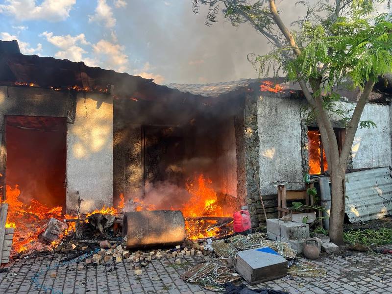 Серьезный пожар в Сафьяновской общине: сгорел дом и баня, хозяин получил ожоги