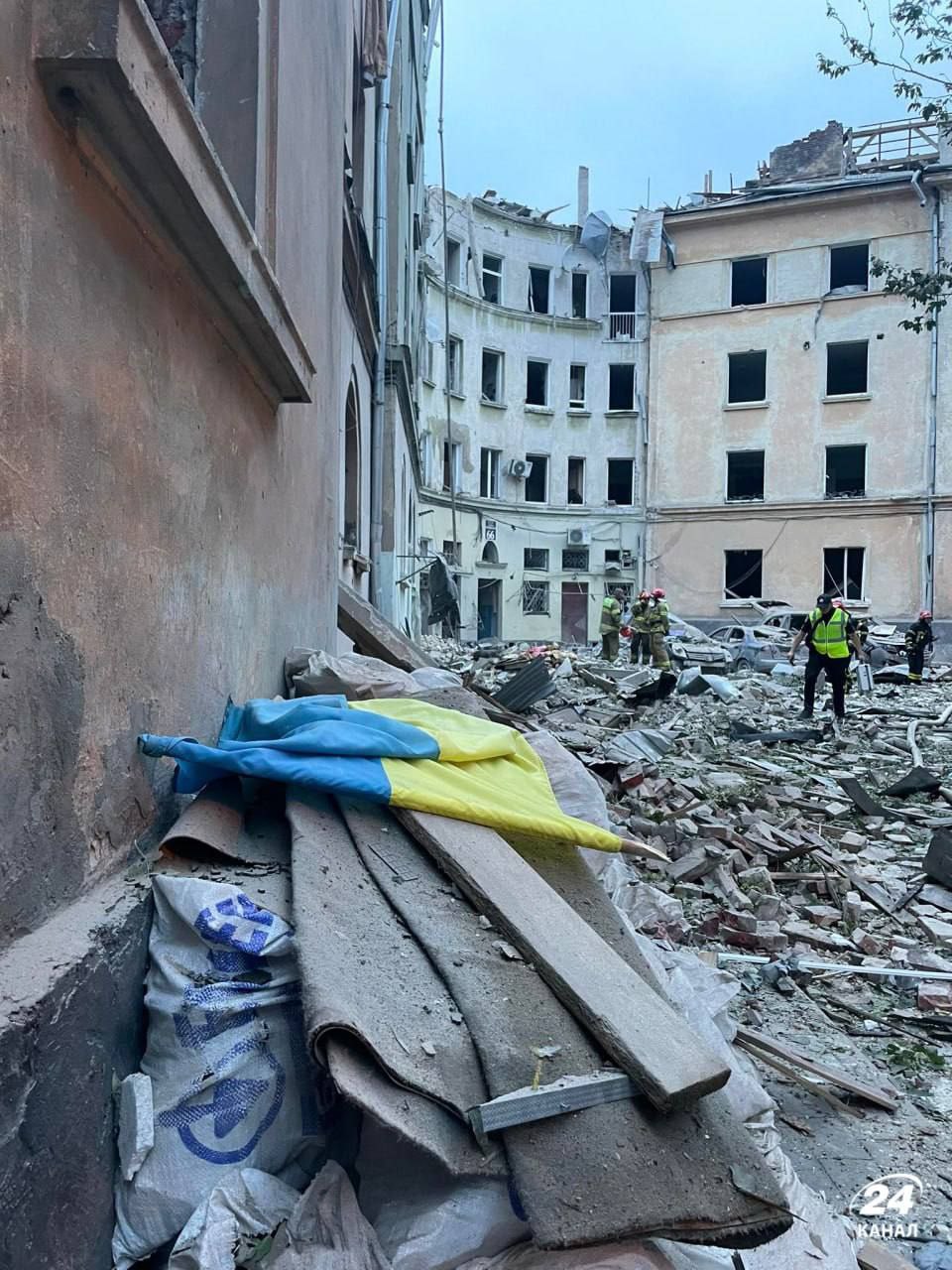 Вночі росія здійснила найбільшу атаку на цивільну інфраструктуру Львова від початку війни - четверо загиблих, під завалами шукають людей