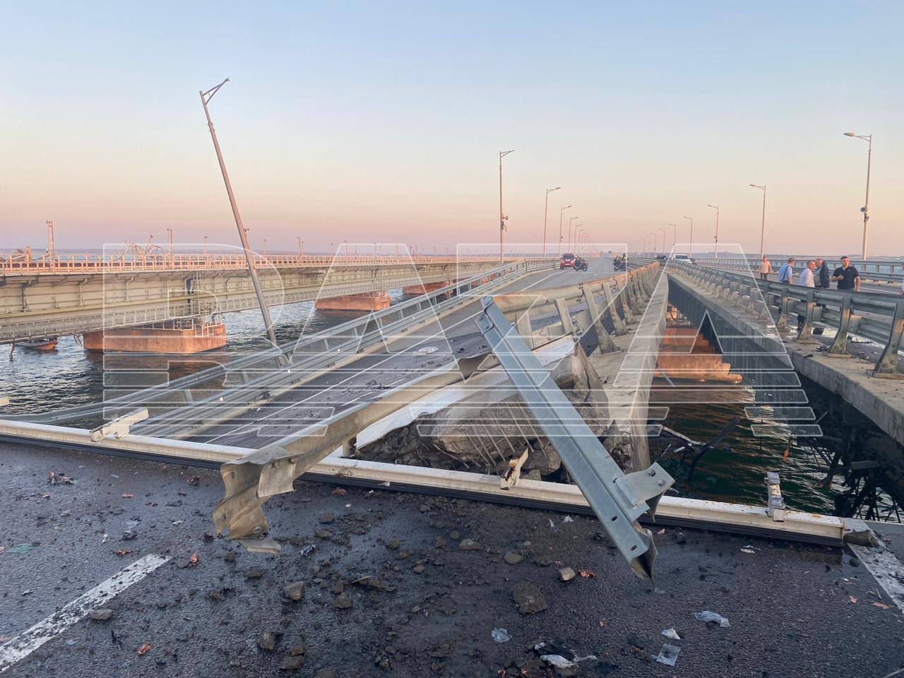 Крымский мост немного "сломался": в результате ночных взрывов "упал" пролет сооружения