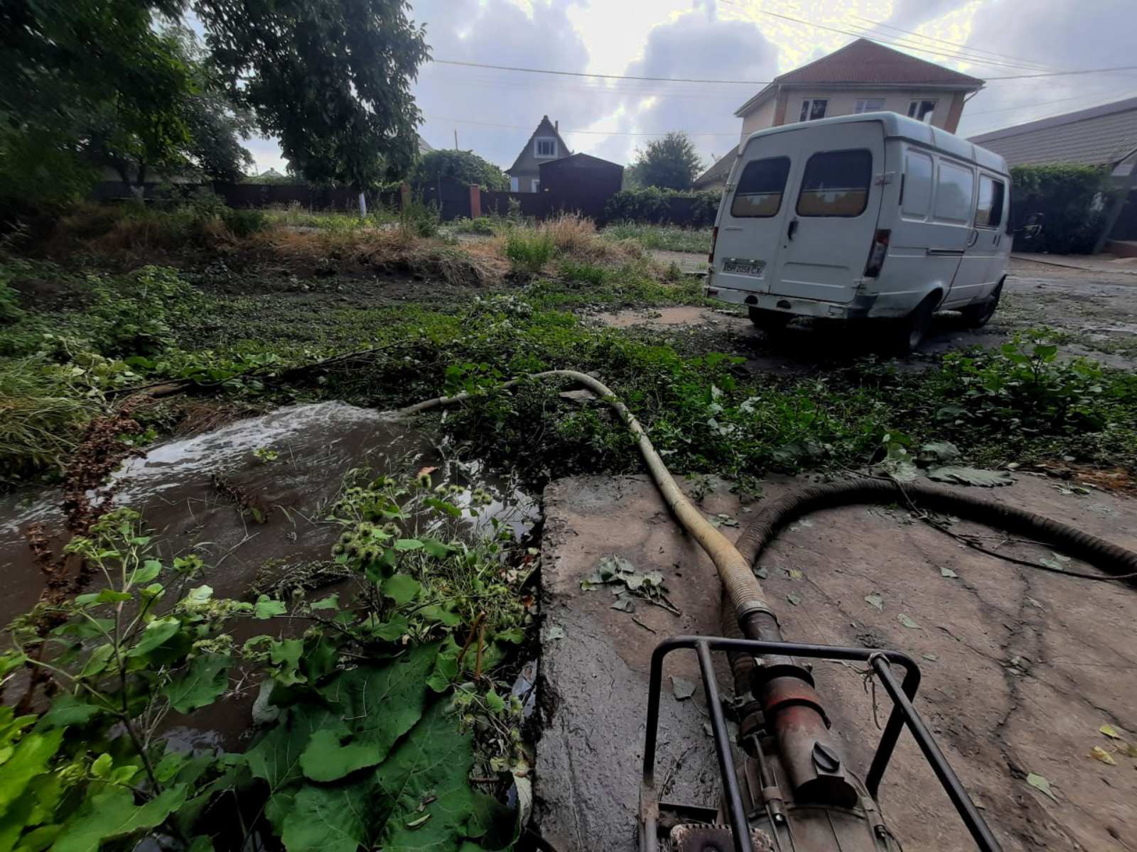 Повалені дерева, провали ґрунту, відсутність електро- та водопостачання: негода вибила з колії звичний ритм життя аккерманців