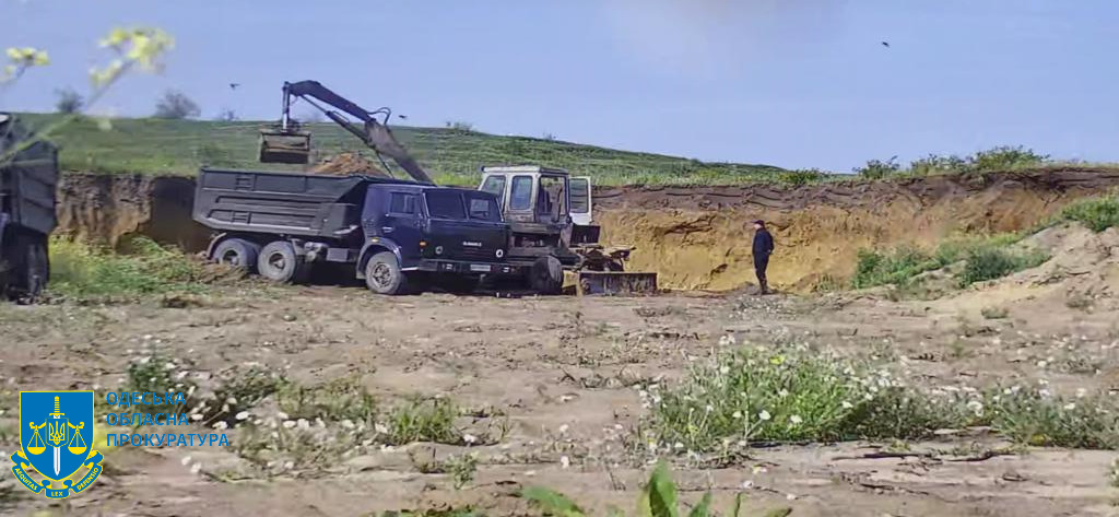 В Одеській області ділки нелегально видобули піску на півмільйона гривень: за скоєне їм загрожує чималий тюремний срок