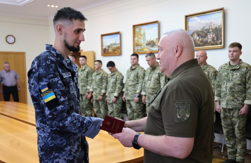 Моряків-прикордонників Ізмаїльського та Маріупольського загонів, які безпосередньо брали участь у звільненні Зміїного, відзначили державними нагородами