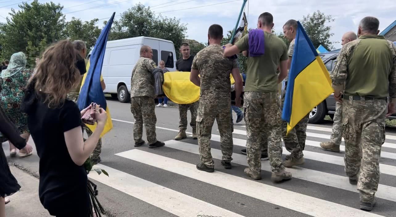 Кривава війна продовжує забирати життя кращих з кращих: жителі Лиманської громади провели в останню путь Героя ─ Ярослава Вахновського