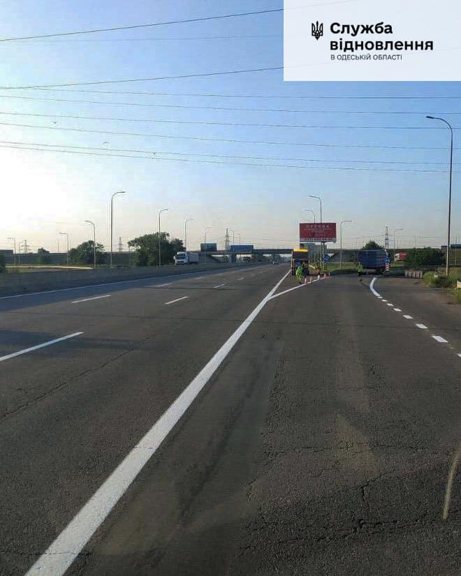 На автомобильных дорогах Одесщины обновляют дорожную разметку
