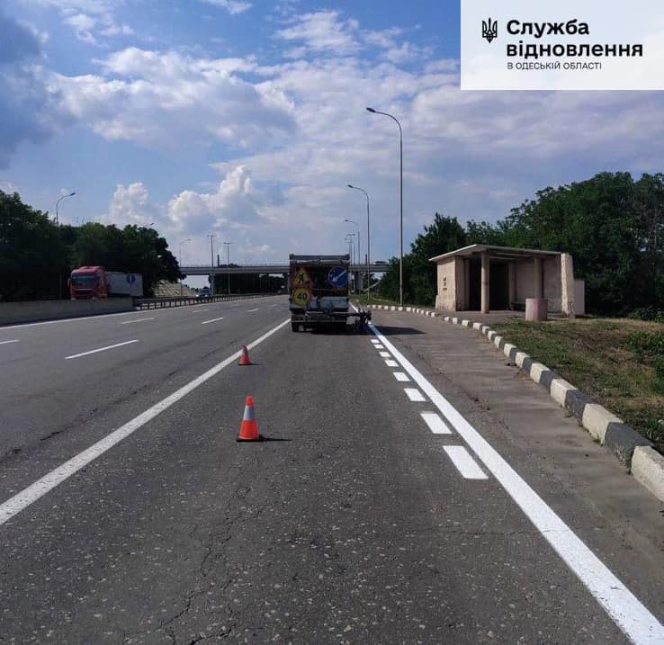 На автомобильных дорогах Одесщины обновляют дорожную разметку
