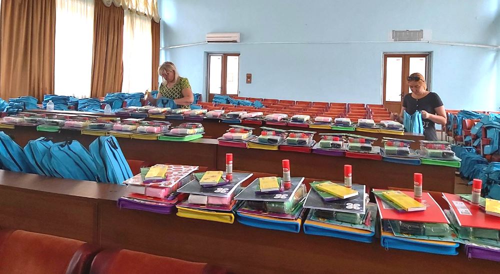 Громади Болградщини отримали від благодійників більше тисячі канцелярських наборів для школярів