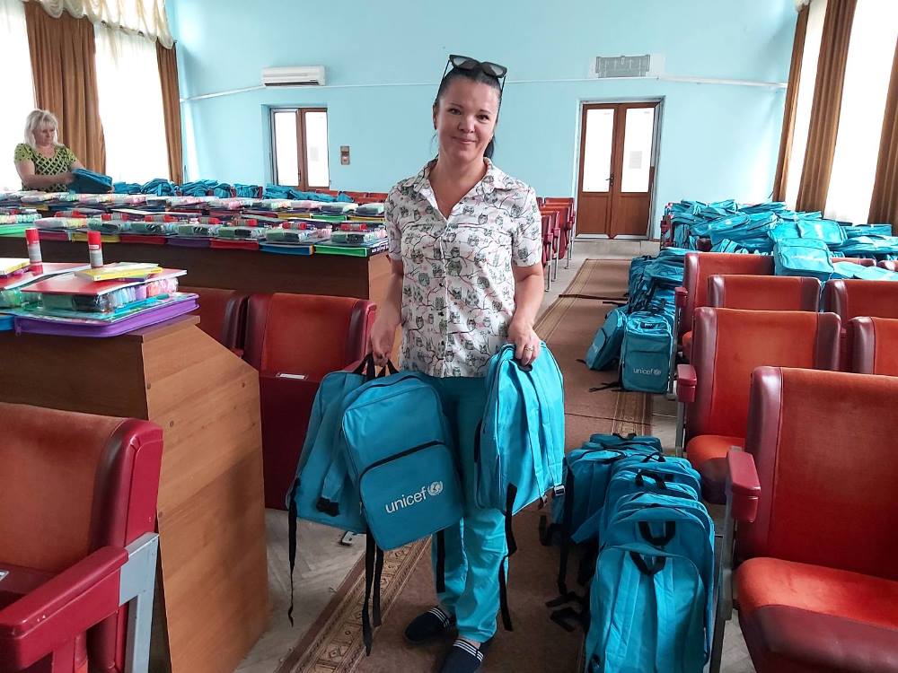 Громади Болградщини отримали від благодійників більше тисячі канцелярських наборів для школярів