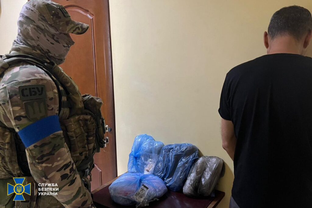 В одному з пунктів пропуску Бессарабії затримали наркокур'єра: чоловік планував вивезти до Молдови понад два кілограми заборонених речовин