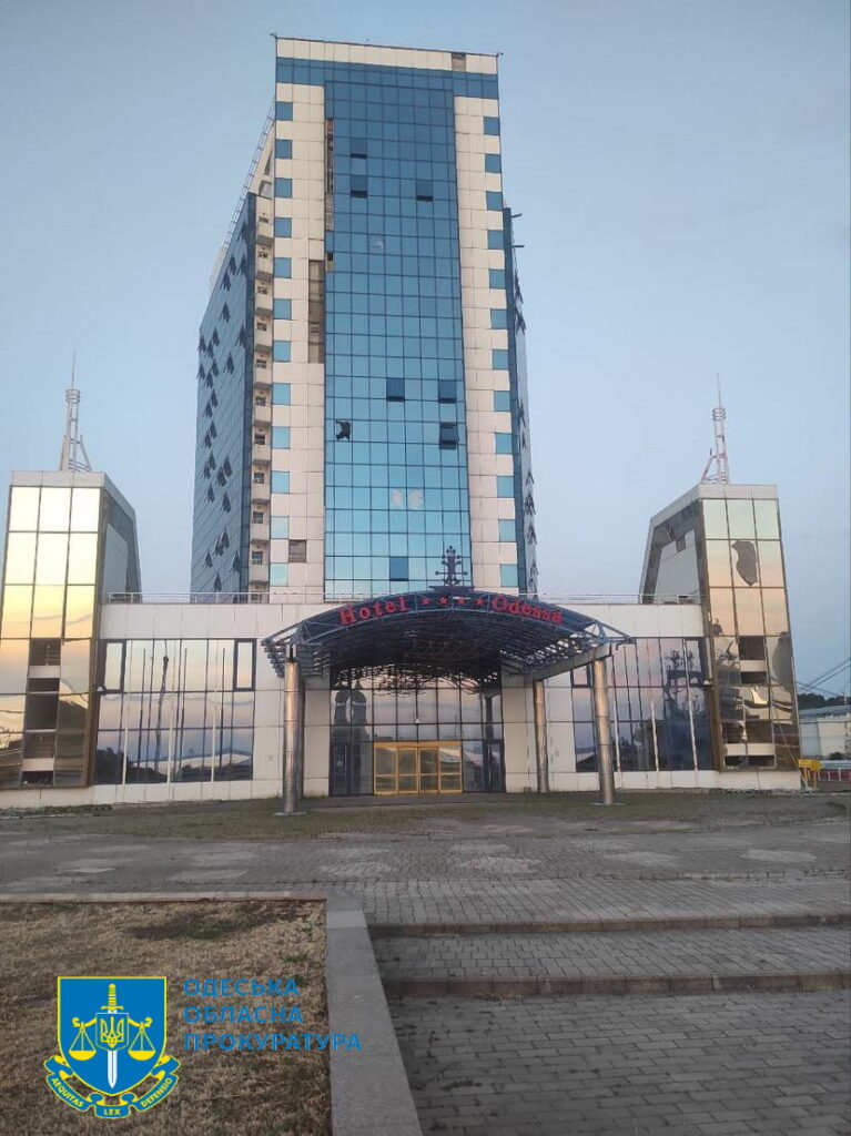 За фактом нічного обстрілу розпочато розслідування: фото руйнівних наслідків атаки на Одесу