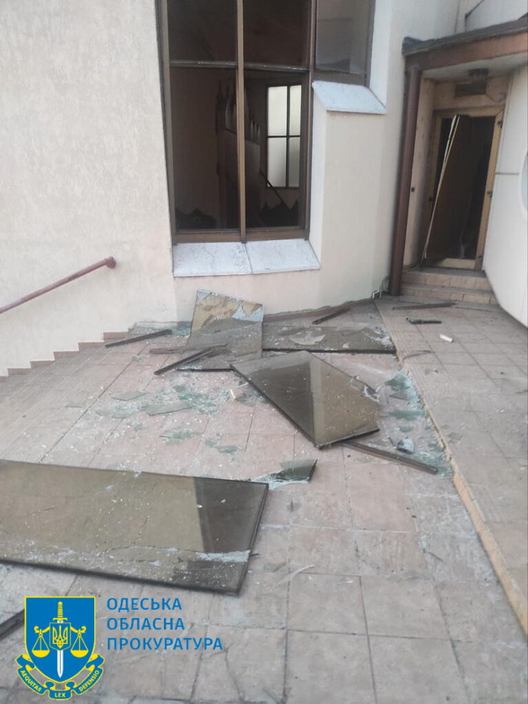 За фактом нічного обстрілу розпочато розслідування: фото руйнівних наслідків атаки на Одесу