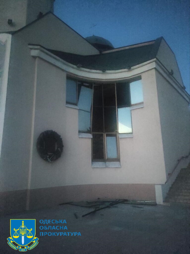 За фактом нічного обстрілу розпочато розслідування: фото руйнівних наслідків атаки на Одесу