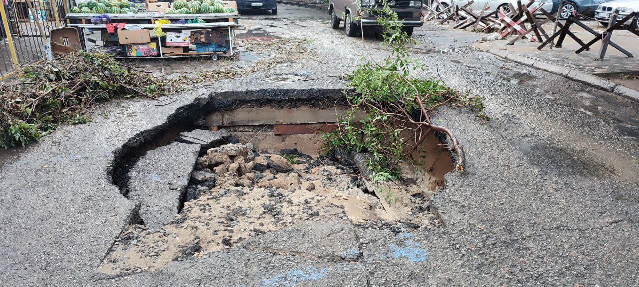 Повалені дерева, провали ґрунту, відсутність електро- та водопостачання: негода вибила з колії звичний ритм життя аккерманців