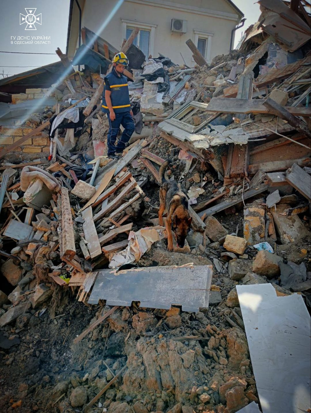 Жителі відчули «трупний запах»: в Одесі під завалами зруйнованого після останнього обстрілу будинку знайшли ще одне тіло