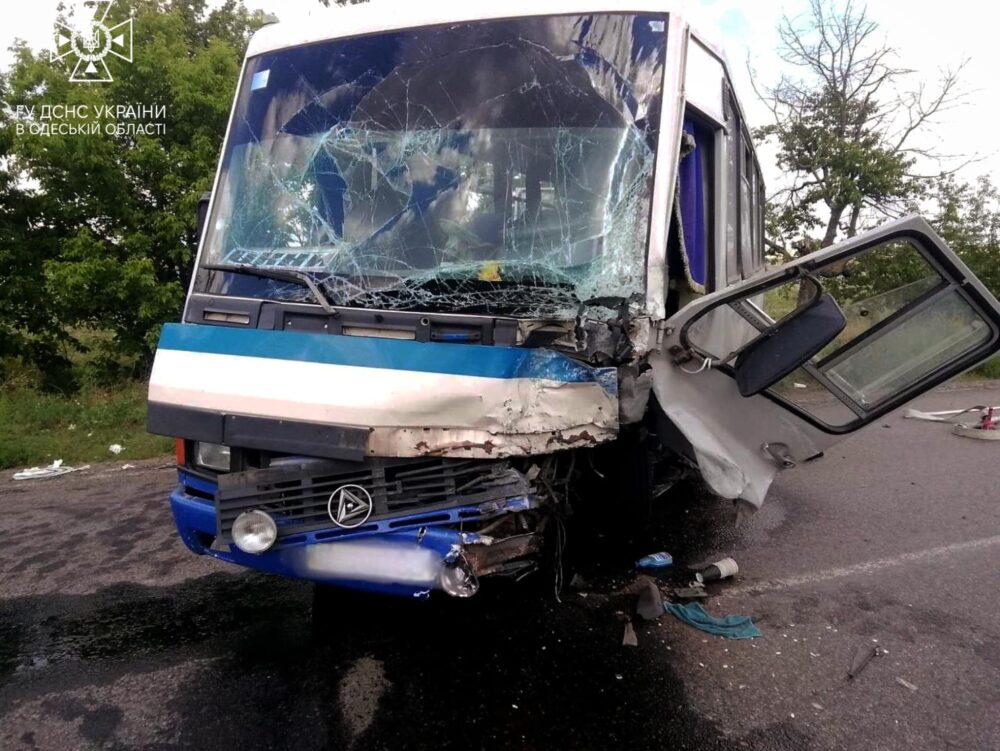 Смертельна ДТП на трасі Одеса-Кучурган: зіткнулись легковик з маршруткою - є загиблий