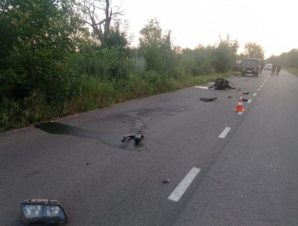 У Болградському районі п'яний водій BMW на великій швидкості влетів у дерево: є загиблий та постраждалі