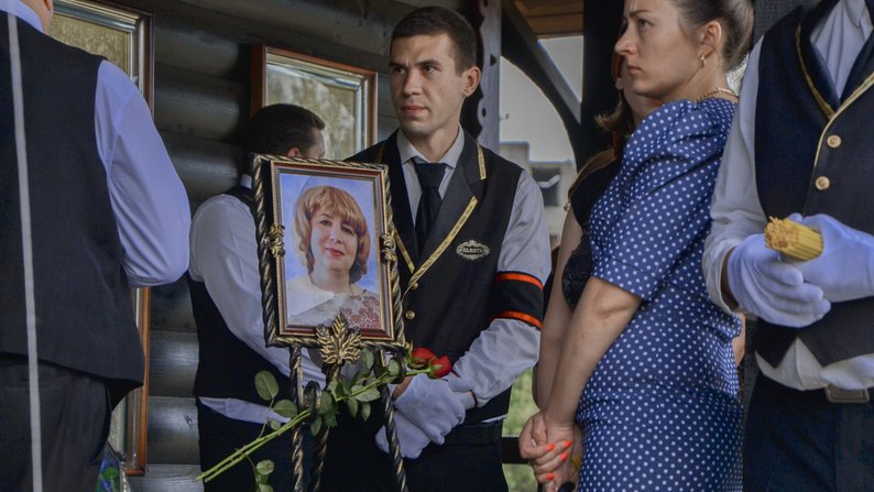 "Прошел год, но люди до сих пор не могут оправиться от той страшной ночи": в Сергеевке почтили память погибших в результате ракетного удара в июле 2022 года