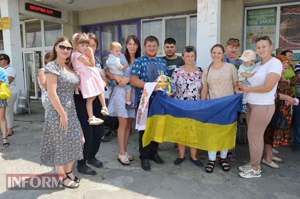 Кілійці зворушливо зустріли звільнених з полону Захисників Зміїного