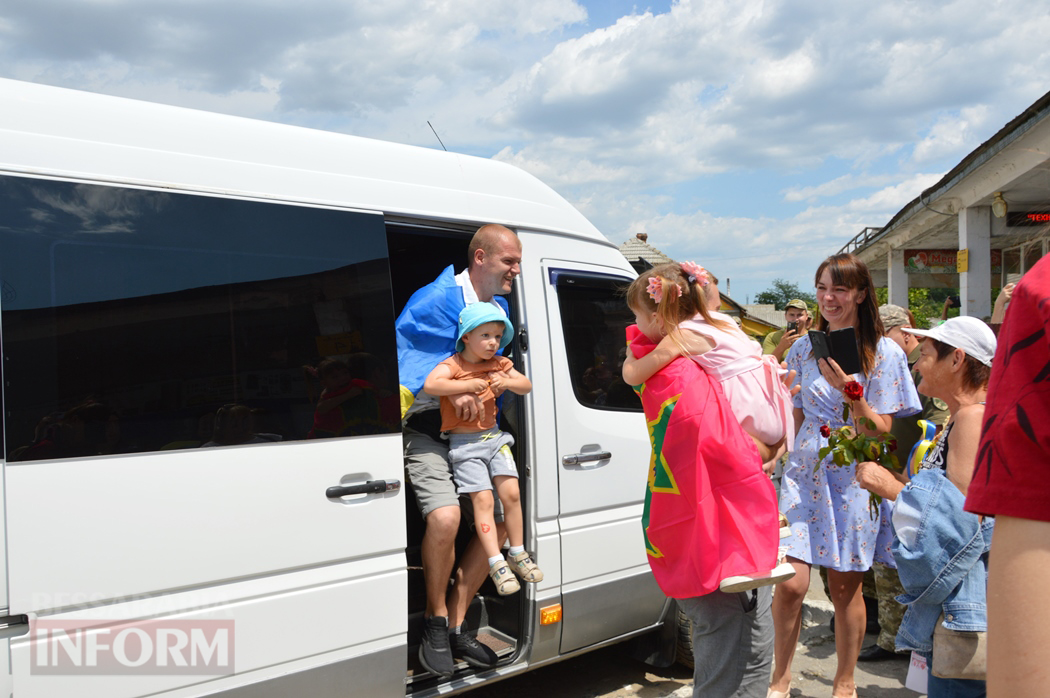 Кілійці зворушливо зустріли звільнених з полону Захисників Зміїного