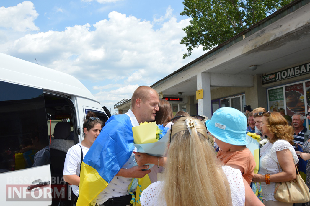 Кілійці зворушливо зустріли звільнених з полону Захисників Зміїного