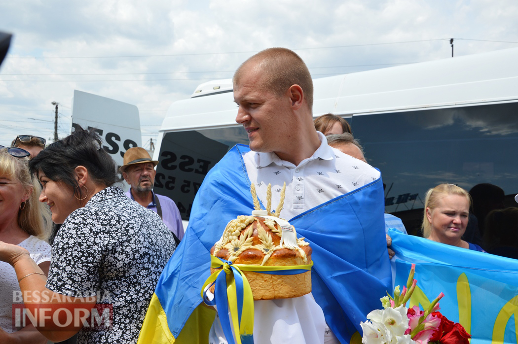 Кілійці зворушливо зустріли звільнених з полону Захисників Зміїного