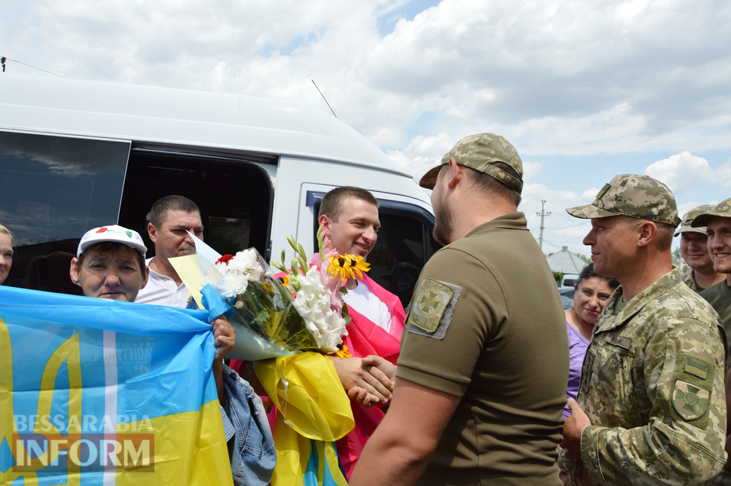 Кілійці зворушливо зустріли звільнених з полону Захисників Зміїного