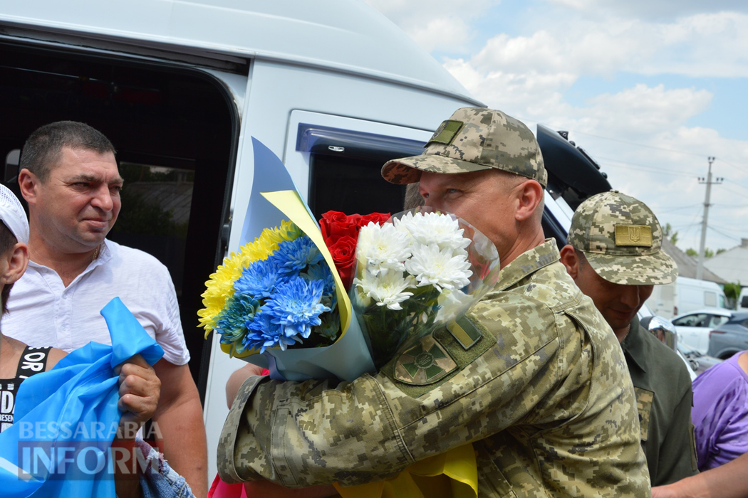 Кілійці зворушливо зустріли звільнених з полону Захисників Зміїного