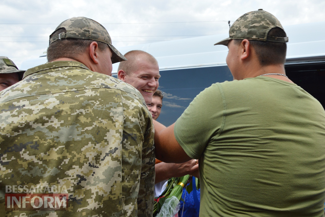 Кілійці зворушливо зустріли звільнених з полону Захисників Зміїного