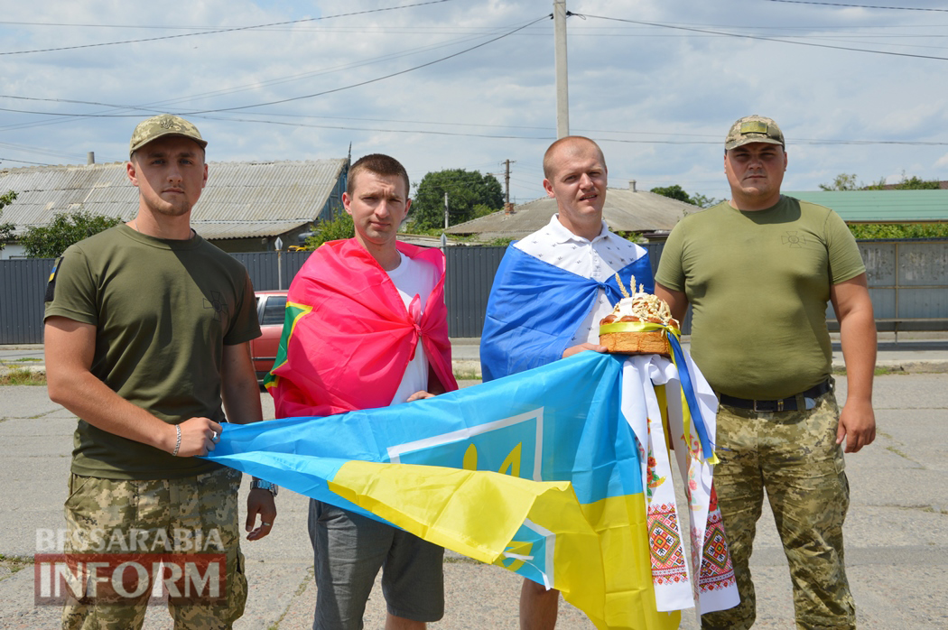 Кілійці зворушливо зустріли звільнених з полону Захисників Зміїного