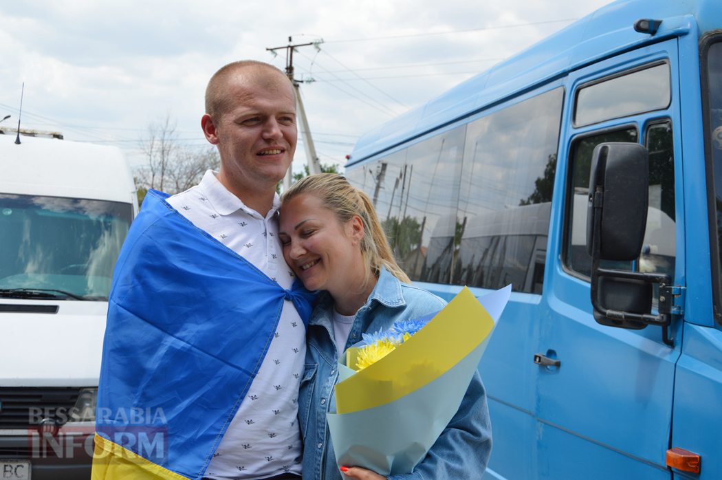 Кілійці зворушливо зустріли звільнених з полону Захисників Зміїного