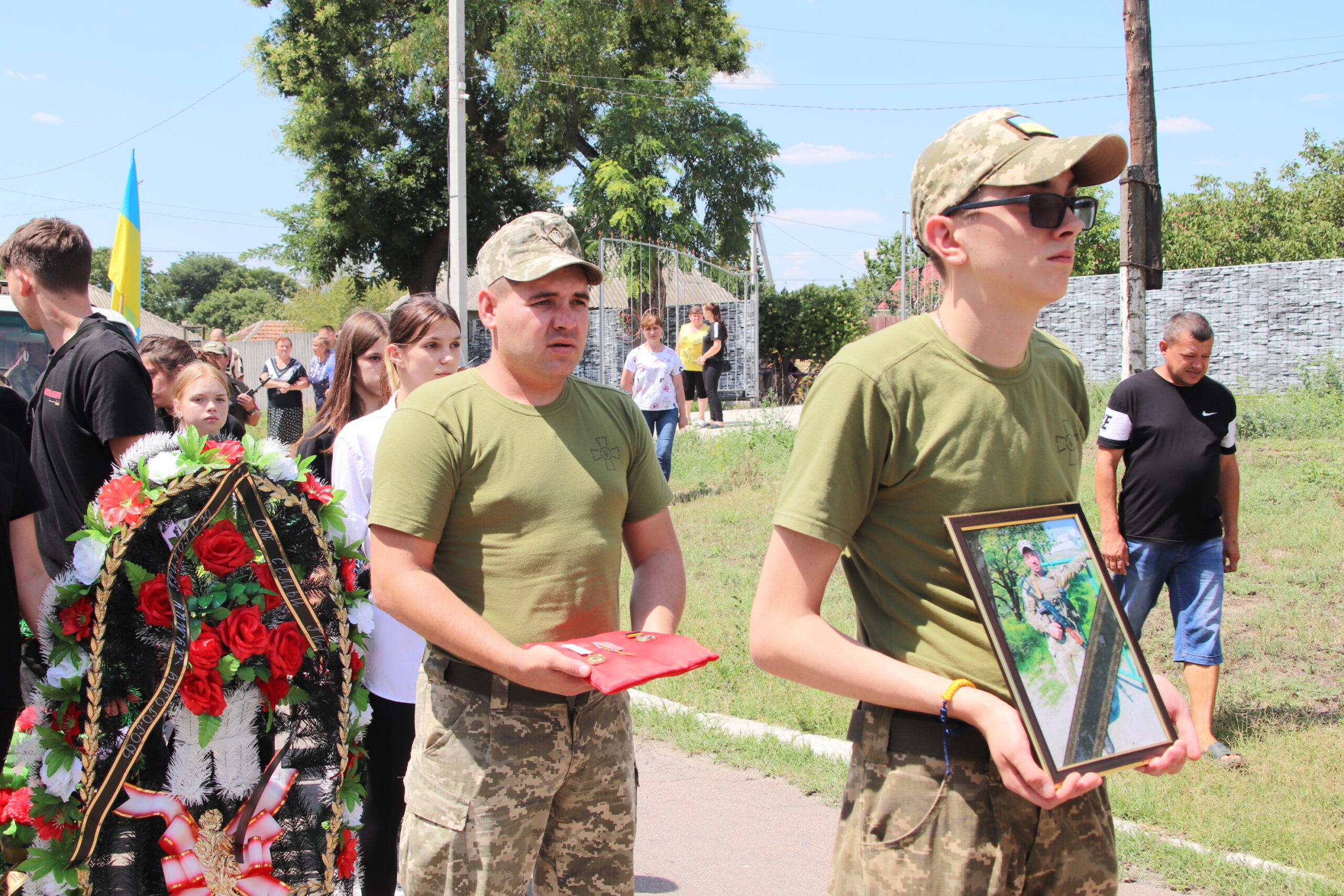 Багато квітів, сліз та болю: сьогодні Болград попрощався з морським піхотинцем Григорієм Лазарєвим