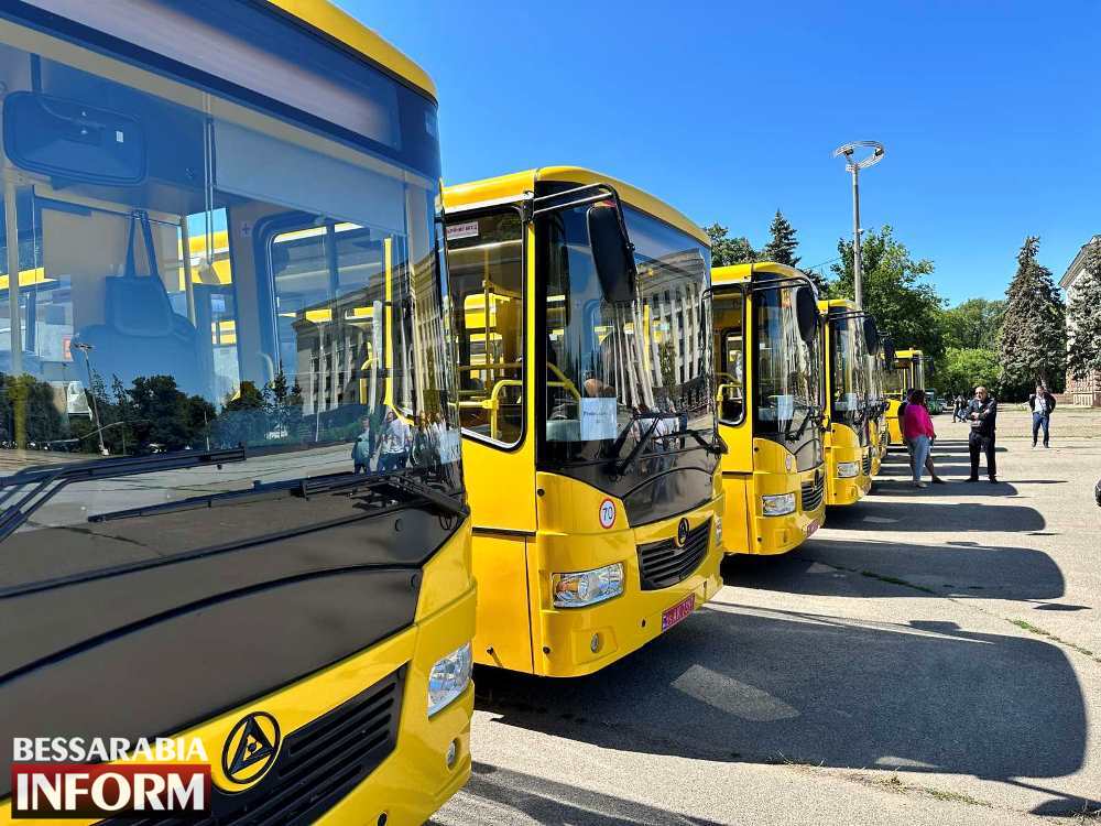 Ренійська міська влада буквально ховає новий шкільний автобус, а він тим часом іржавіє просто неба