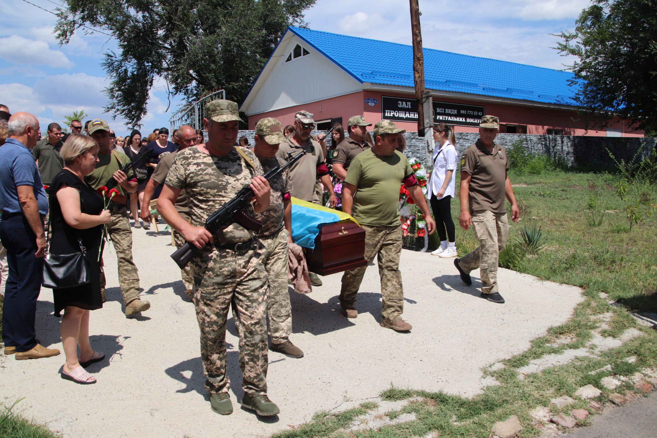 Багато квітів, сліз та болю: сьогодні Болград попрощався з морським піхотинцем Григорієм Лазарєвим