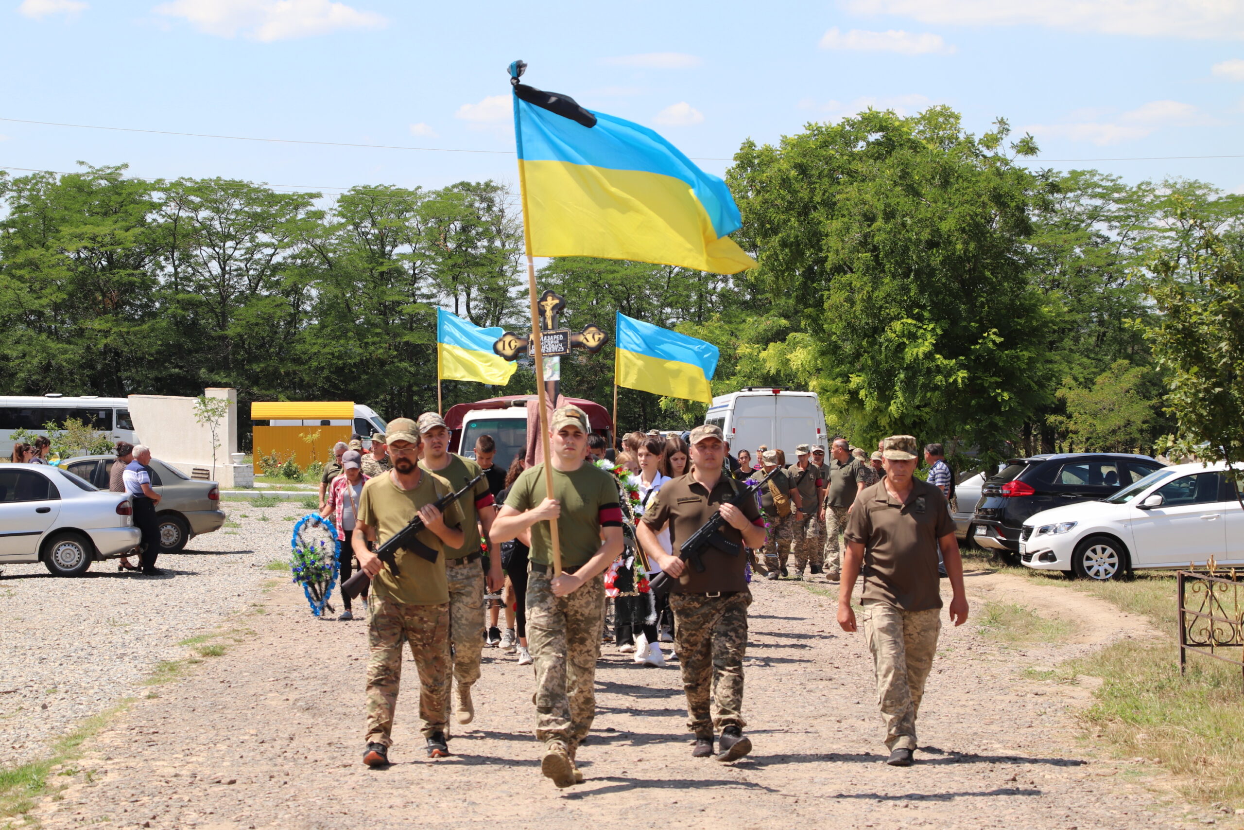 Багато квітів, сліз та болю: сьогодні Болград попрощався з морським піхотинцем Григорієм Лазарєвим